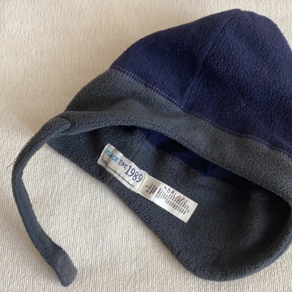 PLACE 4 matching hats